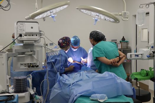 Surgeon performing minimally invasive procedure with advanced technology